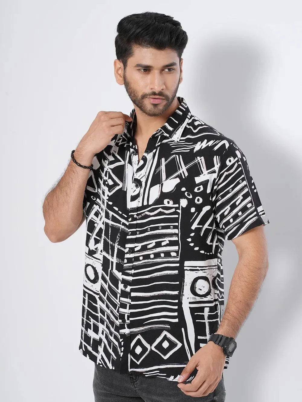 Men's Relax Line Drawing in Black Short Sleeve Shirt