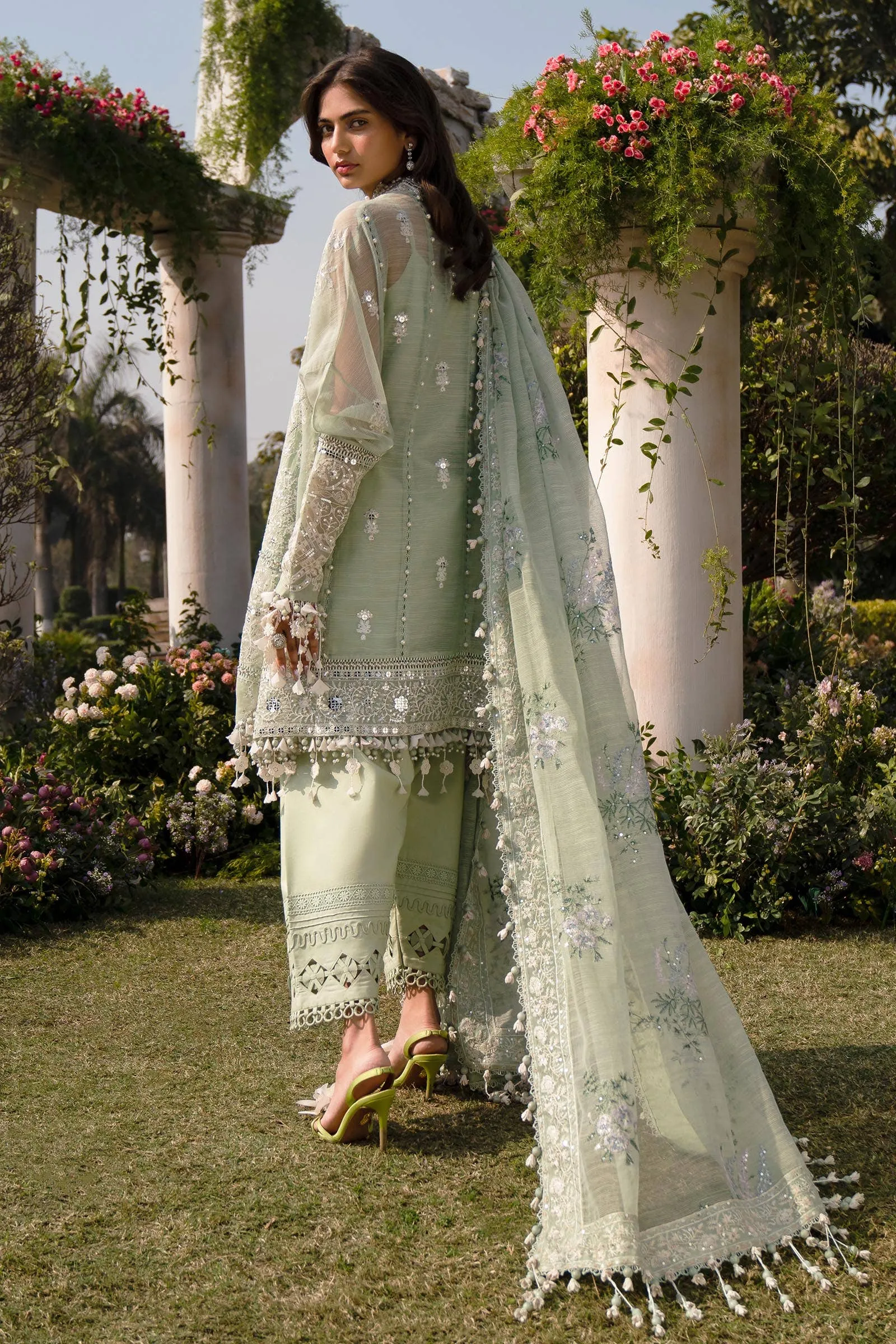 Sana Safinaz Luxury Lawn Collection 2024 – L241-006B-3CV